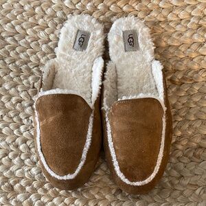 UGG women’s Lane slipper size 9